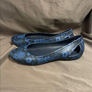Crocs Floaters Women’s Size 7 Slip On Paisley Foral/Navy Blue  Summery Casual